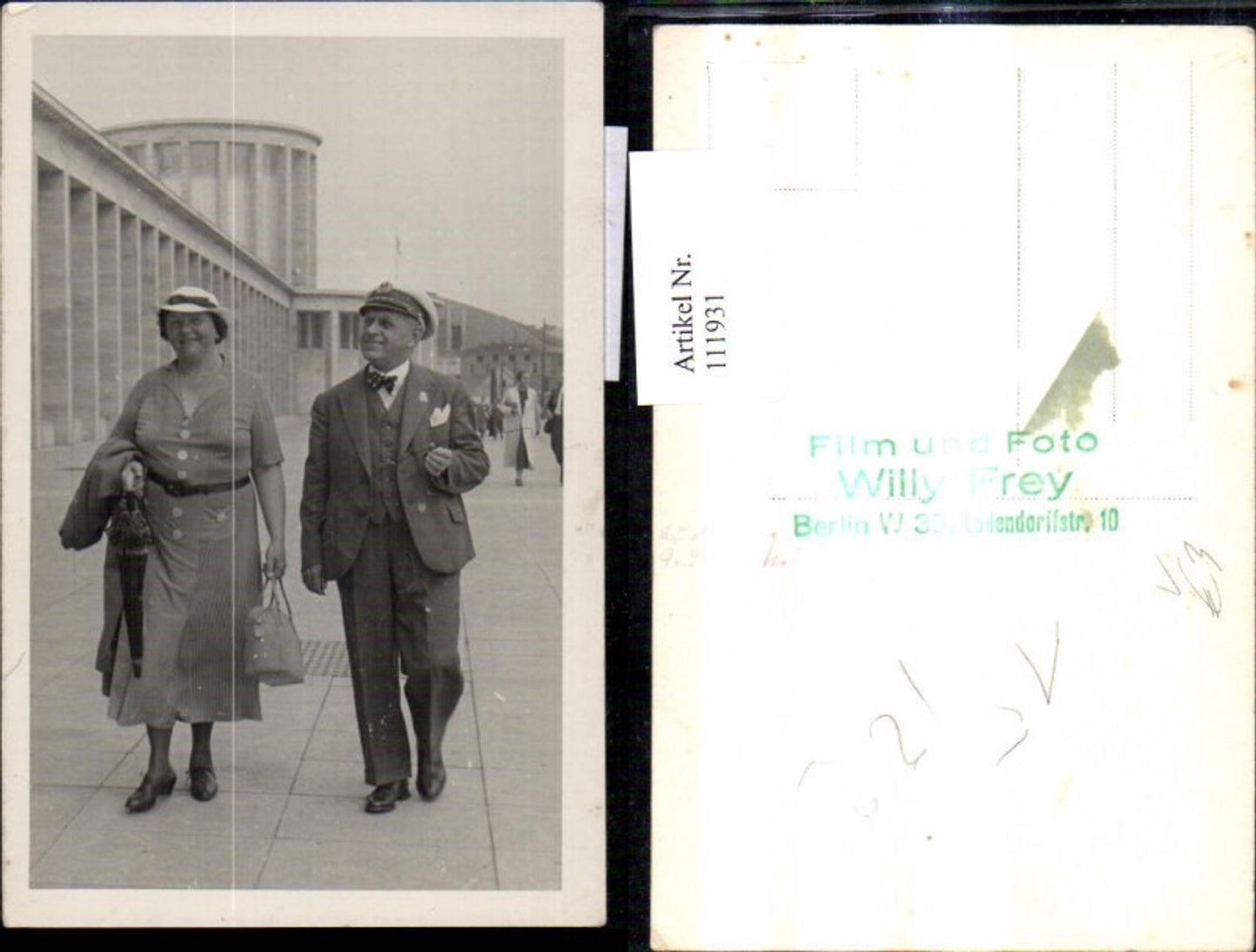 111931,Foto Ak Frau m. Hut Handtasche Regenschirm a. Arm Mann Hut Anzug pub Willy Frey Berlin