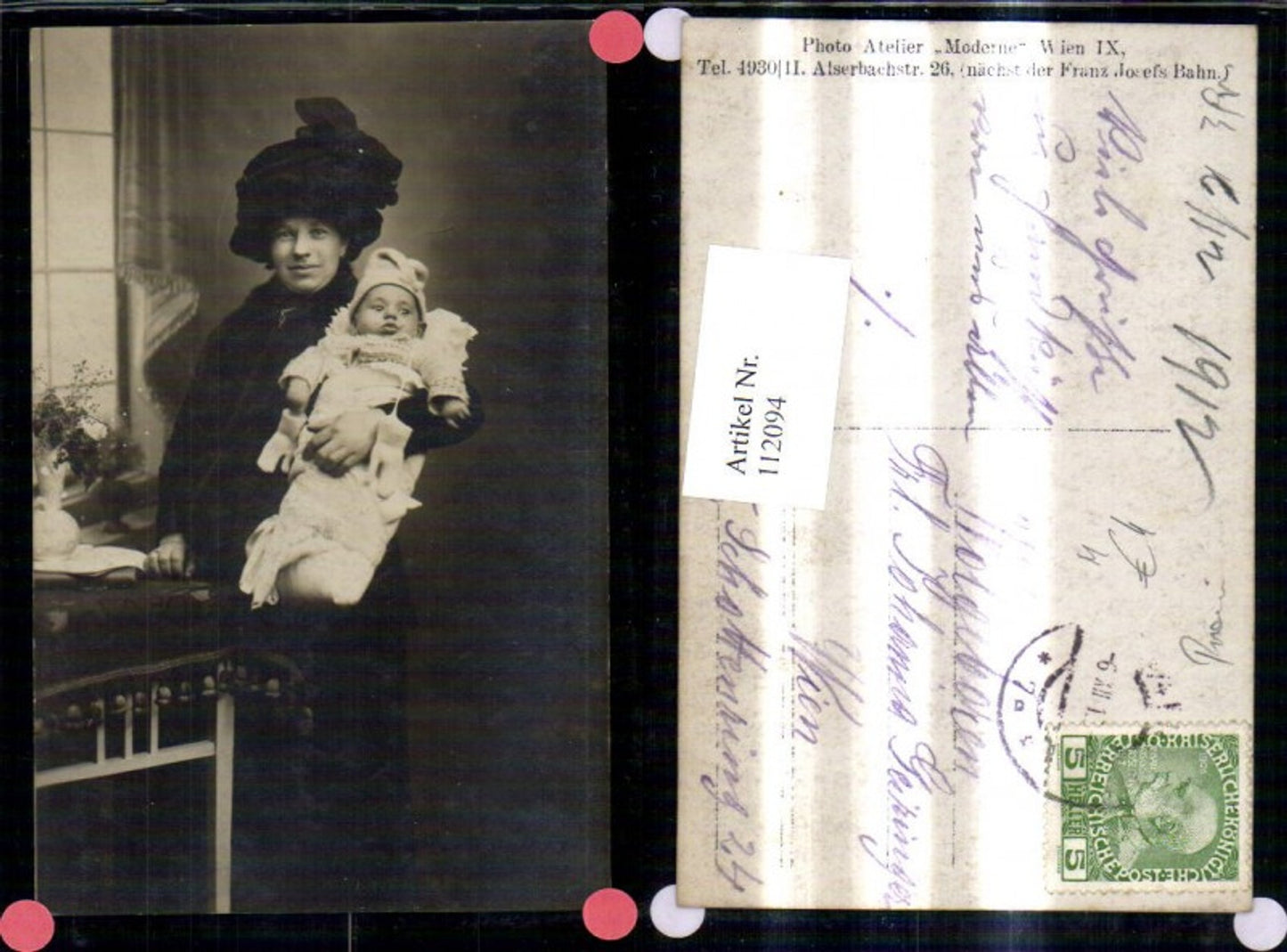112094,Frau m. Hut u. Kleinkind a. Arm