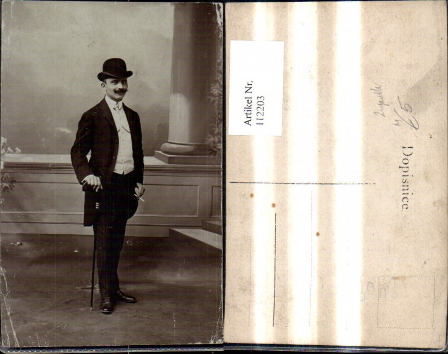 112203,Mann m. Hut Zigarette Melone Gehstock Anzug