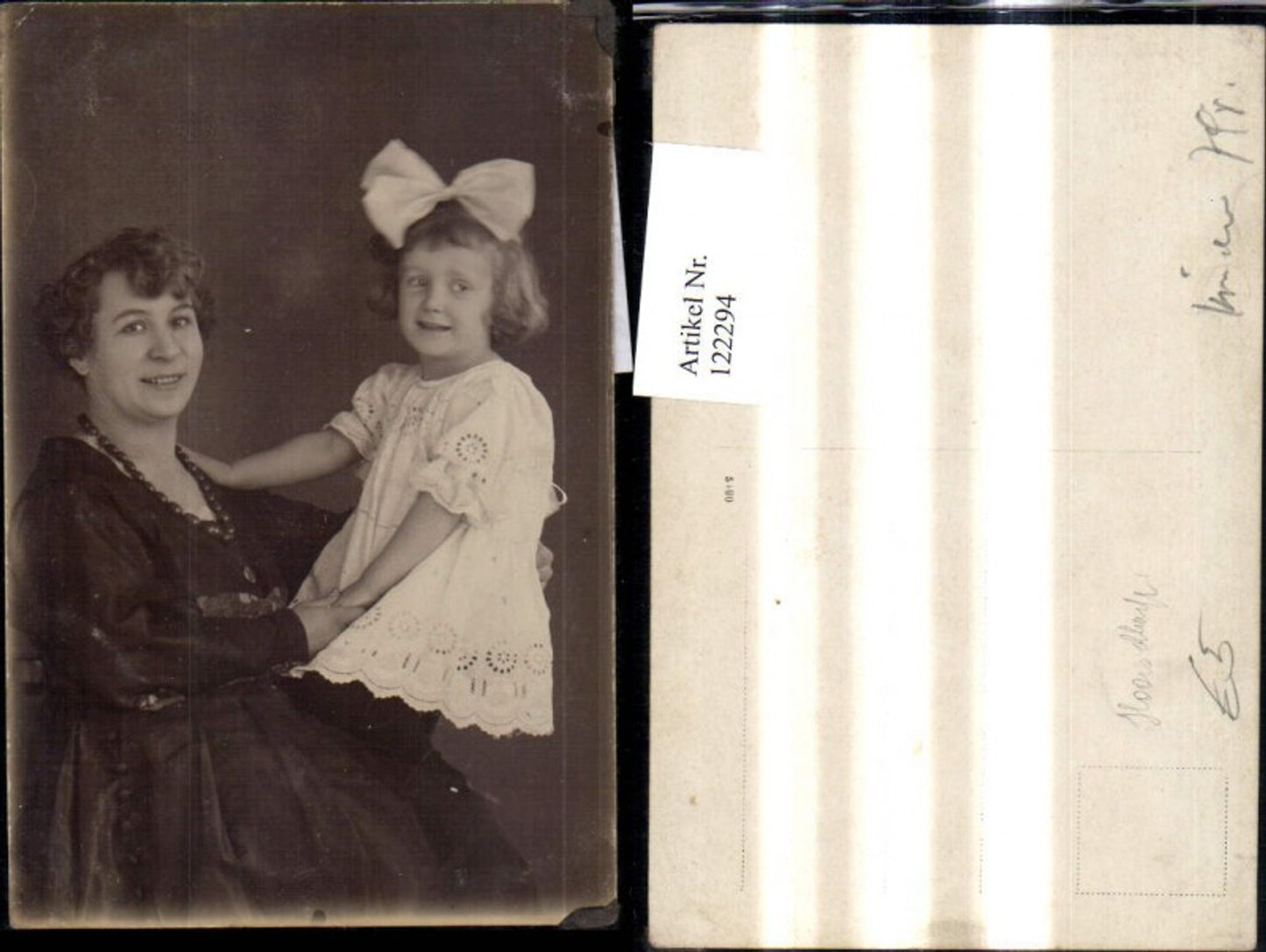 122294,Foto Ak Mädchen m. Haarschleife Kleid m. Frau Mutter Halskette