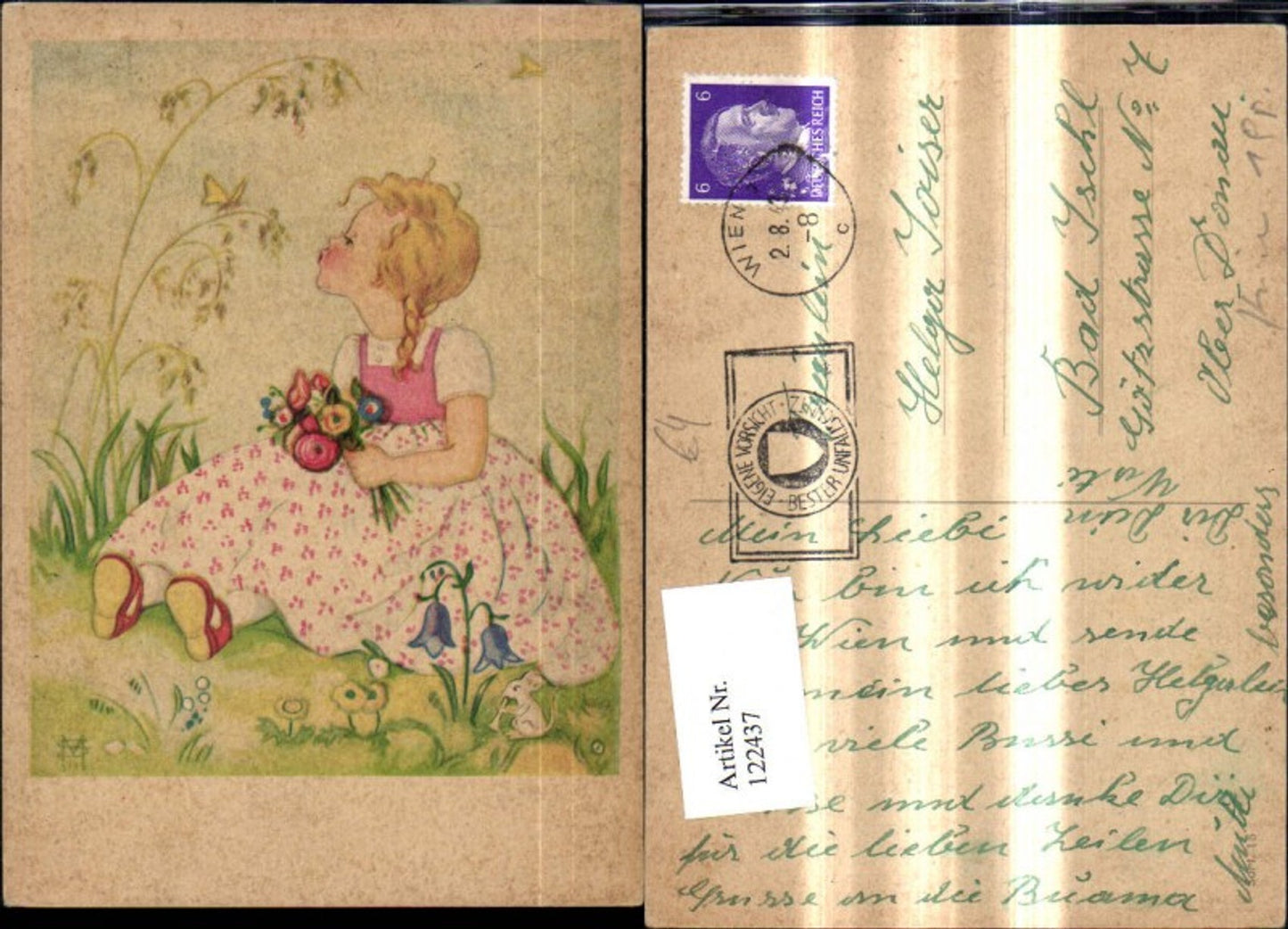 122437,Künstler Ak Blondes Mädchen m. Blumen sitzt i. Wiese Schmetterling