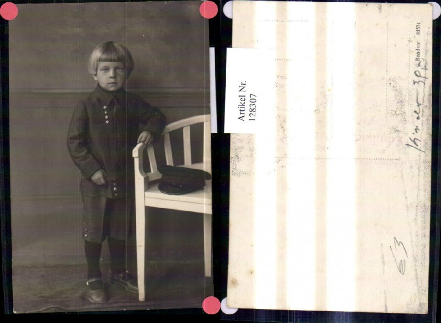 128307,Foto Ak Kind Junge Bub i. Anzug Schirmmütze a. Stuhl Sessel