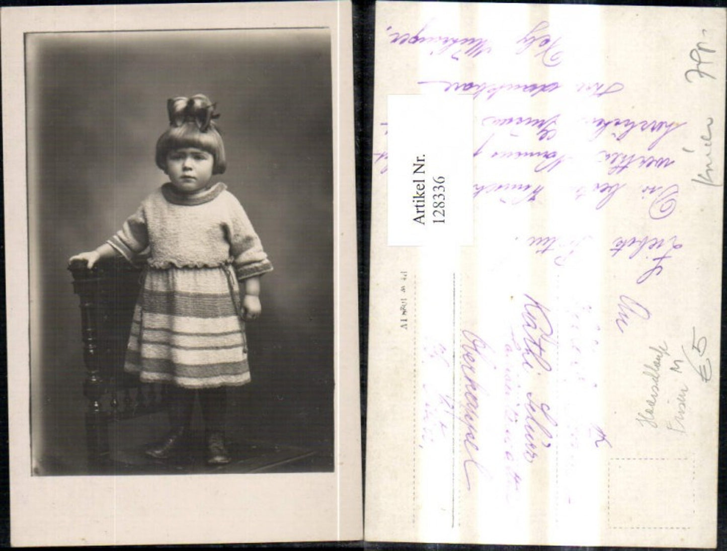 128336,Foto Ak Kind Mädchen a. Stuhl Frisur Haarschleife Strickkleid