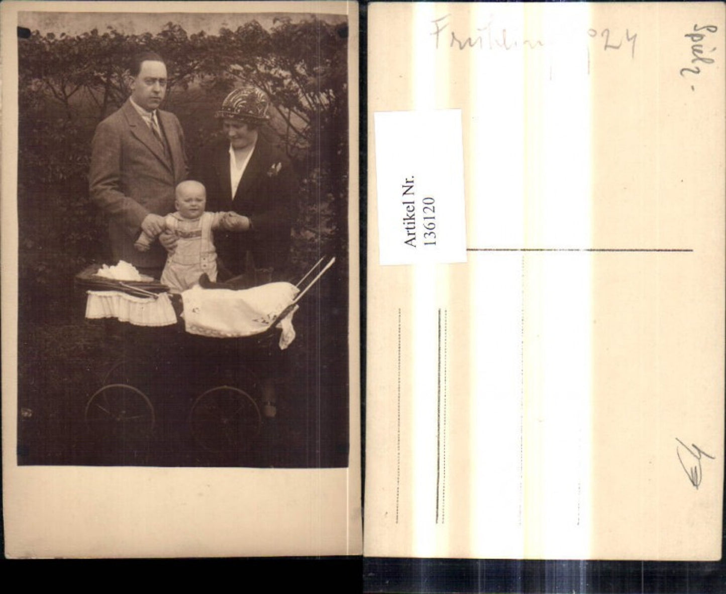 136120,Foto Ak Familie Eltern m. Kind Kinderwagen
