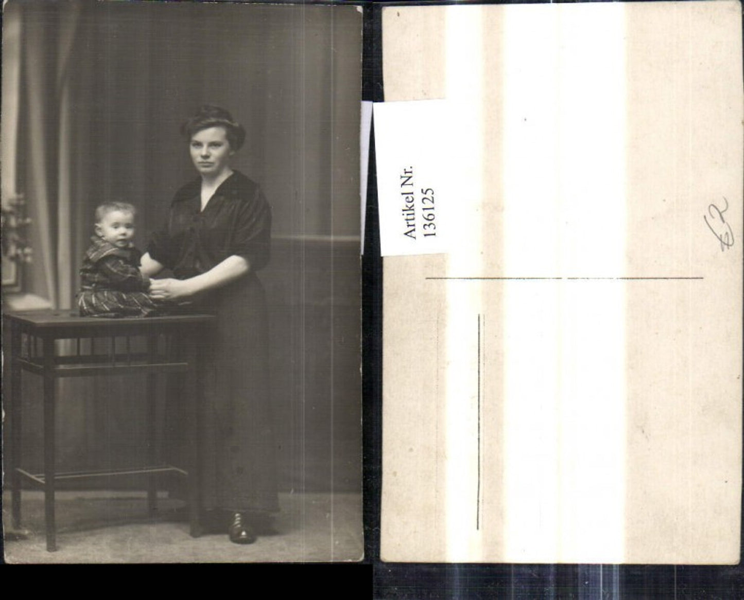 136125,Foto Ak Frau m. Kleinkind Kind b. Tisch