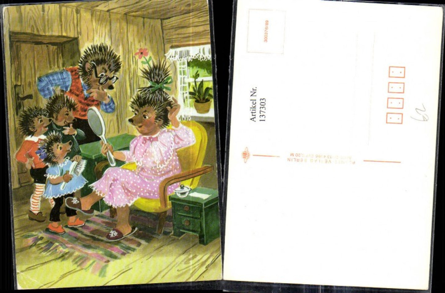 137303,Igel Frau schaut i. Spiegel neue Frisur Kinder