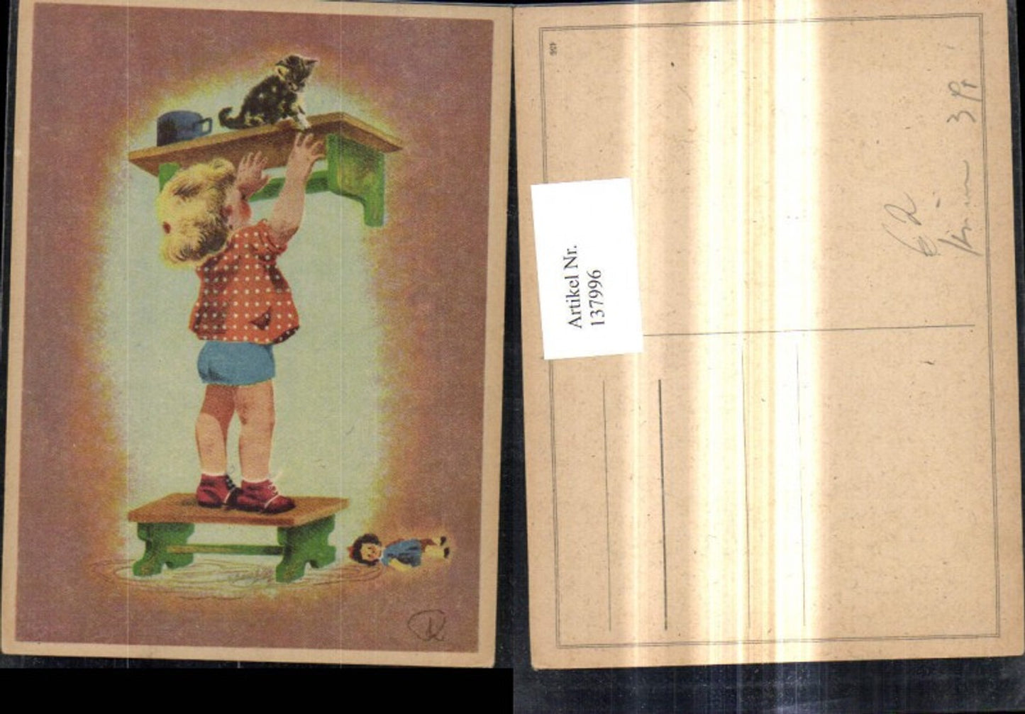 137996,Künstler Ak Bub Junge will Katze v. Regal holen Puppe Spielzeug