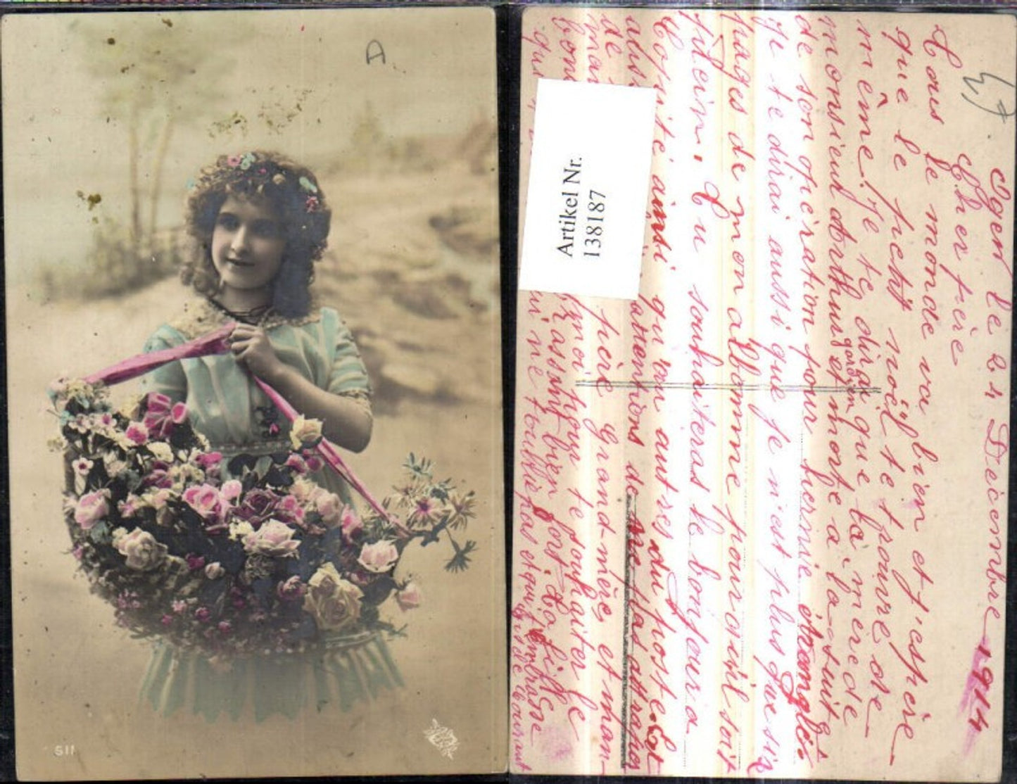 138187,Mädchen m. Kleid Blumen i. Haar Korb m. Blumen