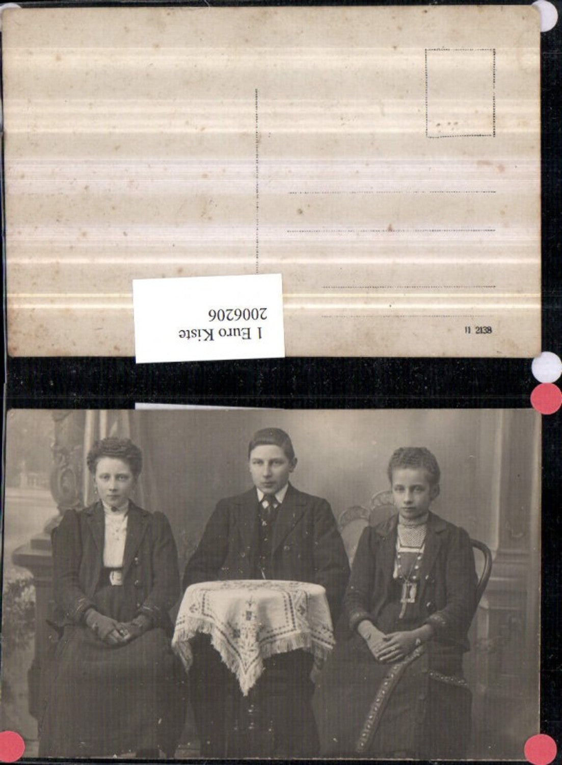 2006206,Foto AK Familie b. Tisch Gruppenfoto