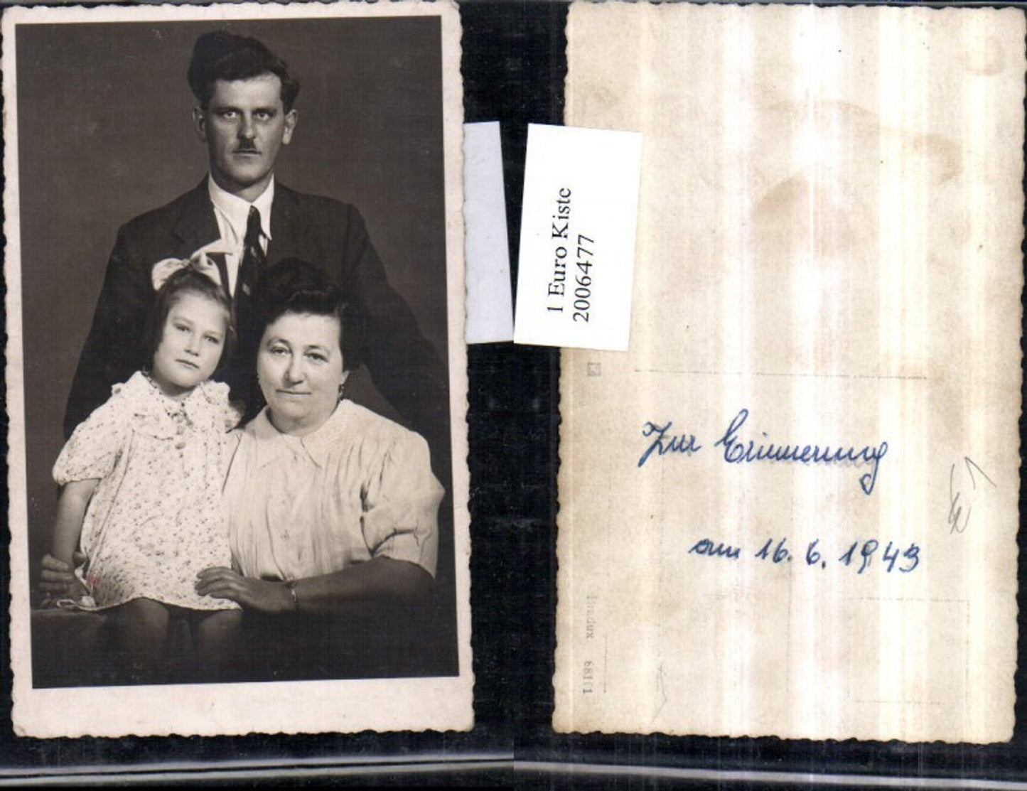 2006477,Foto AK Mann m. Krawatte u. Frau m. Kind Familie Portrait 1943