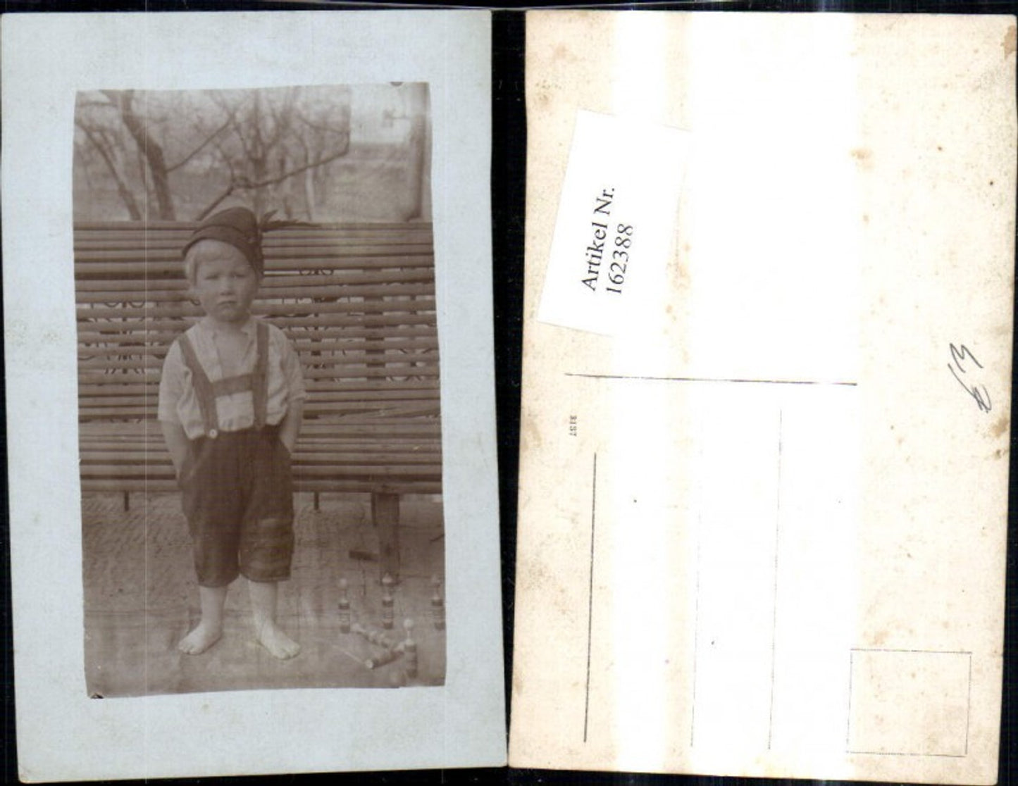 162388,Foto Ak Barfüssiger Bub Junge Tracht Hut