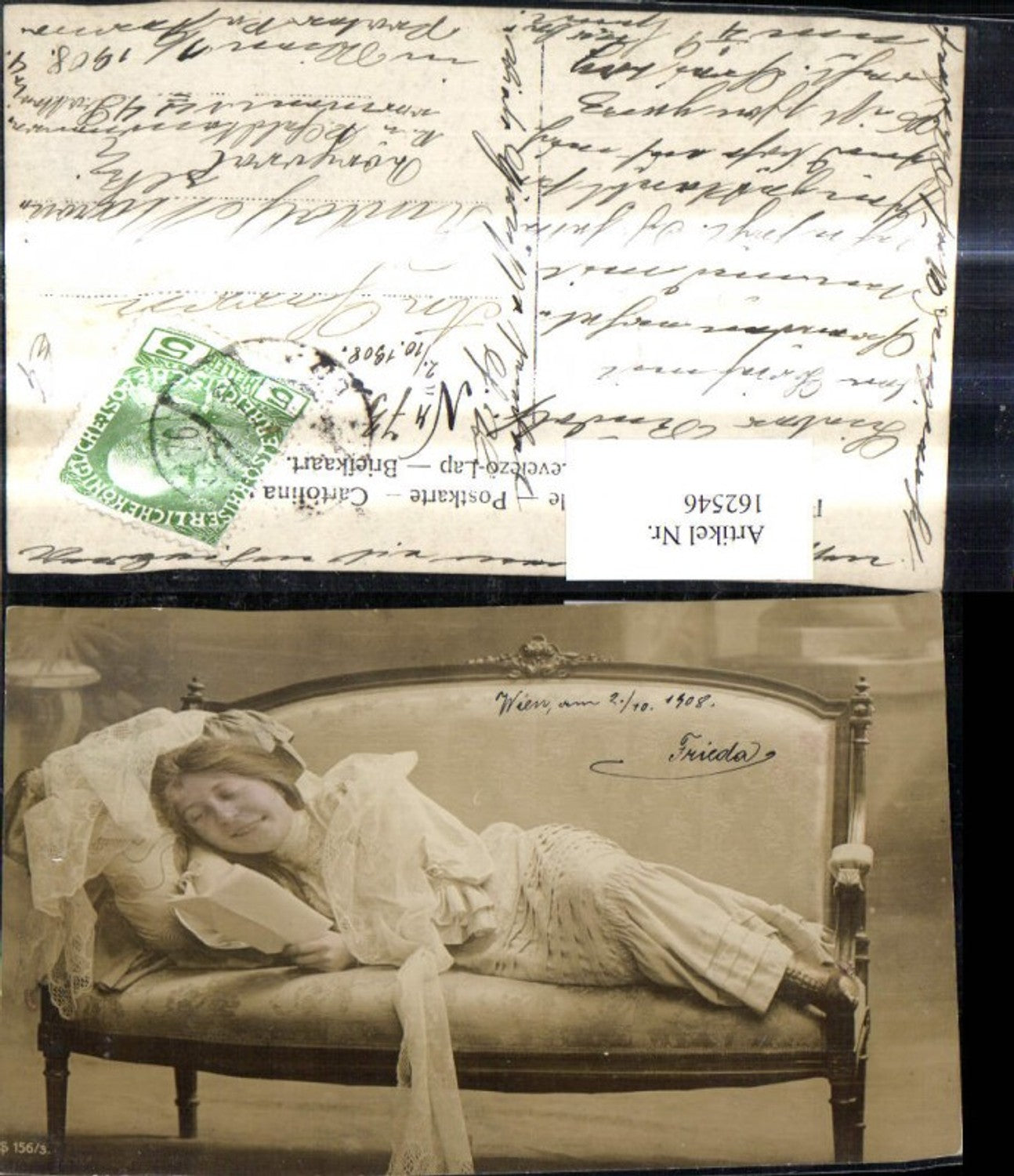 162546,Frau liest liegend Brief a. Sofa Bank