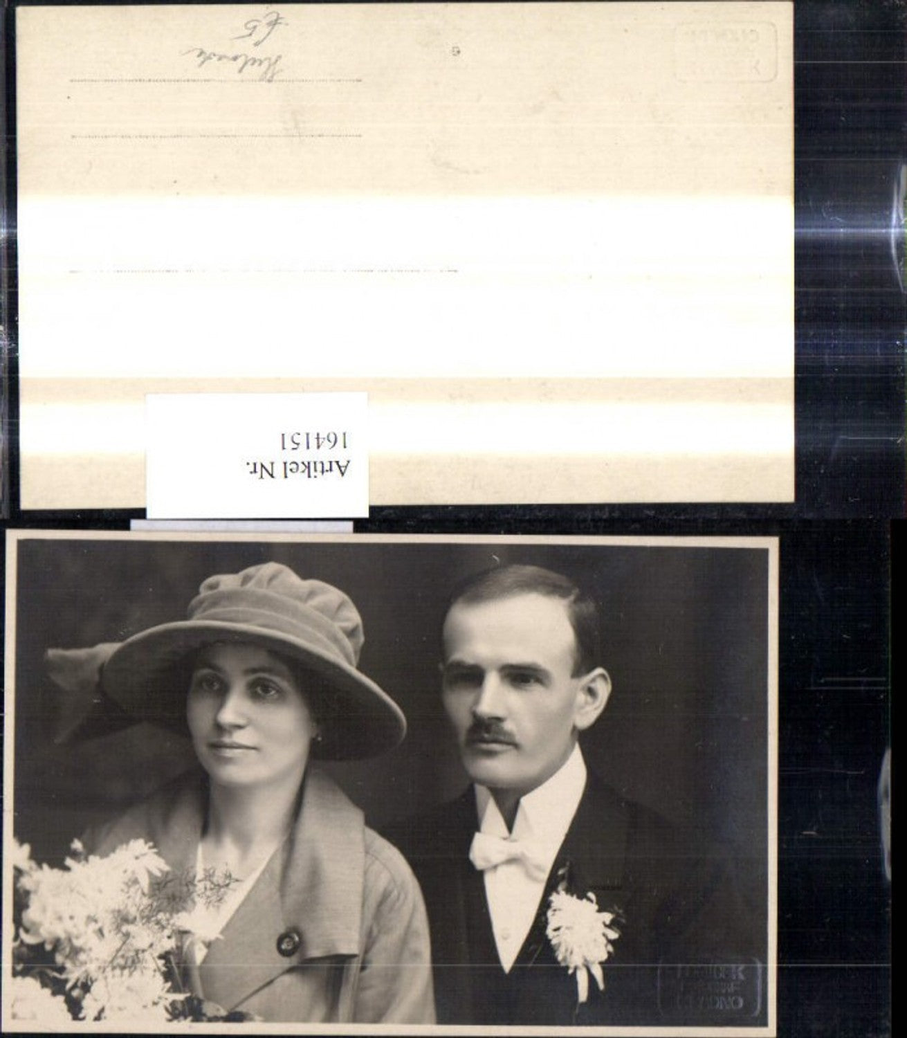 164151,Foto Ak Paar Hochzeitsfoto Frau m. Hut Blumenstrauß Hutmode