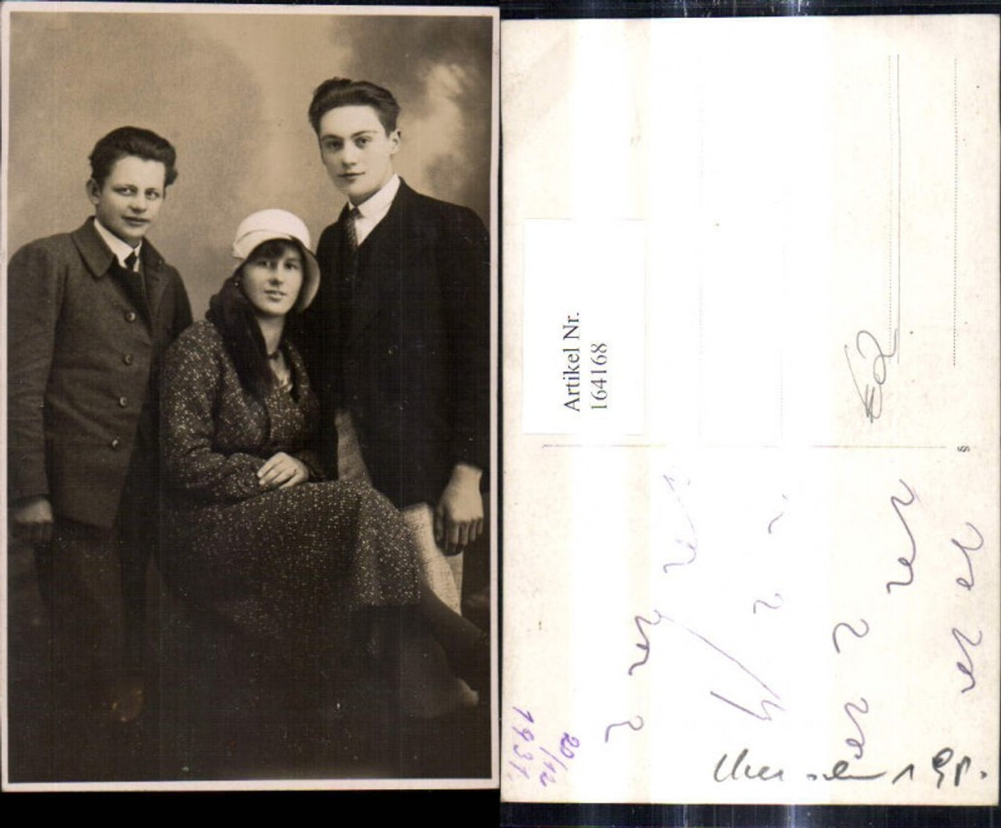 164168,Foto Ak Frau m. Hut Hutmode m. Männer Anzüge