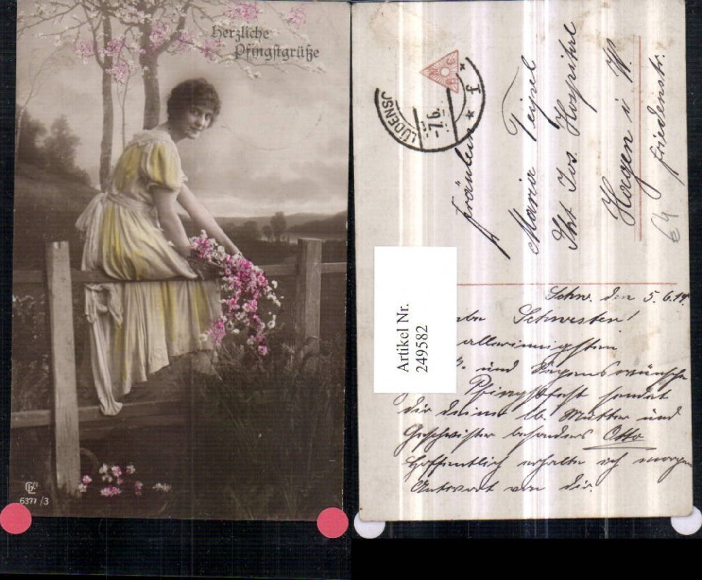 249582,Pfingsten Frau m. Kleid sitzt am Gartenzaun Blumen