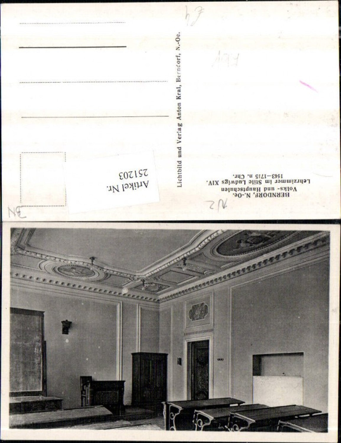 251203,Berndorf Volks- u. Hauptschule Lehrzimmer Schulbänke im Stile Ludwigs 14