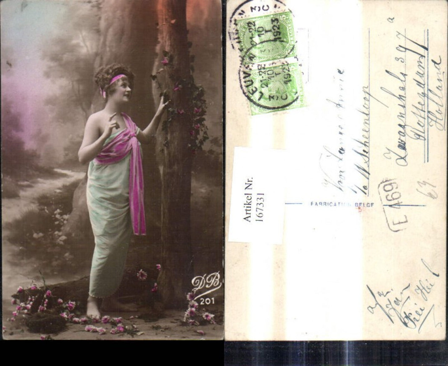167331,Frau i. Togakleid Haarband i. Haar b. Baum stehend Blumen Rosen