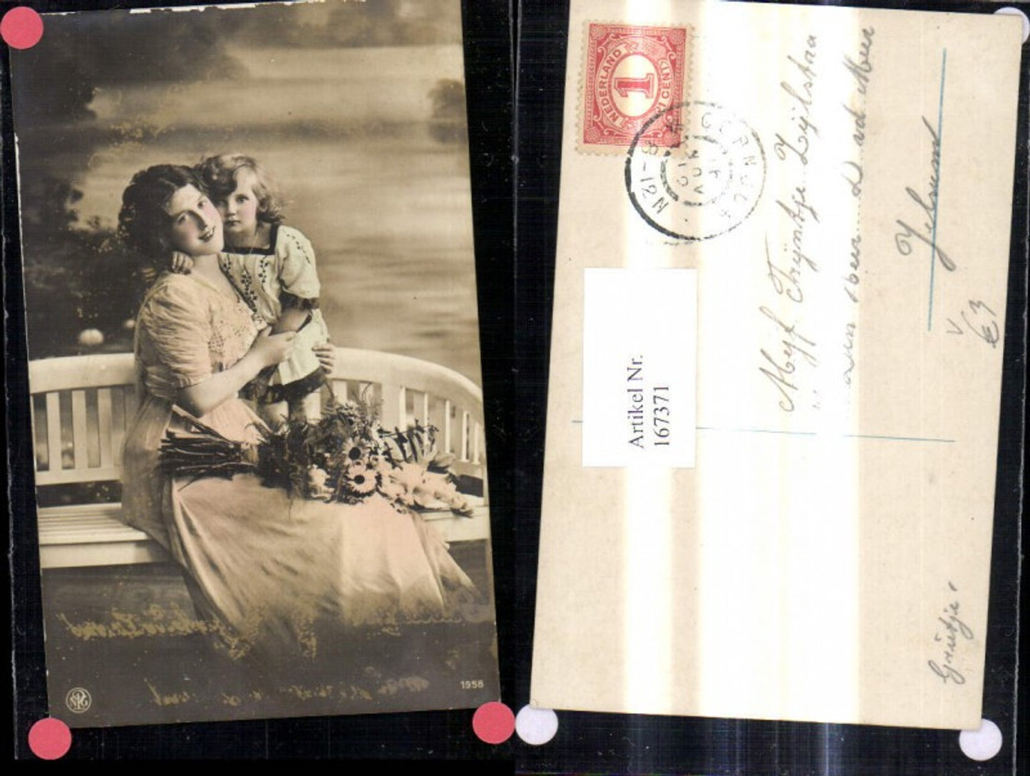 167371,Frau m. Mädchen a. Bank Blumen Strauß a. Schoß pub NPG 1958