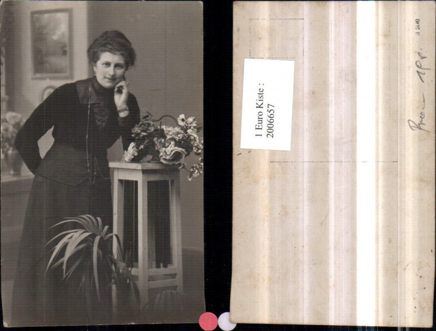 2006657,Foto AK Frau m. Armband Bluse Rock Tischchen Blumen Portrait