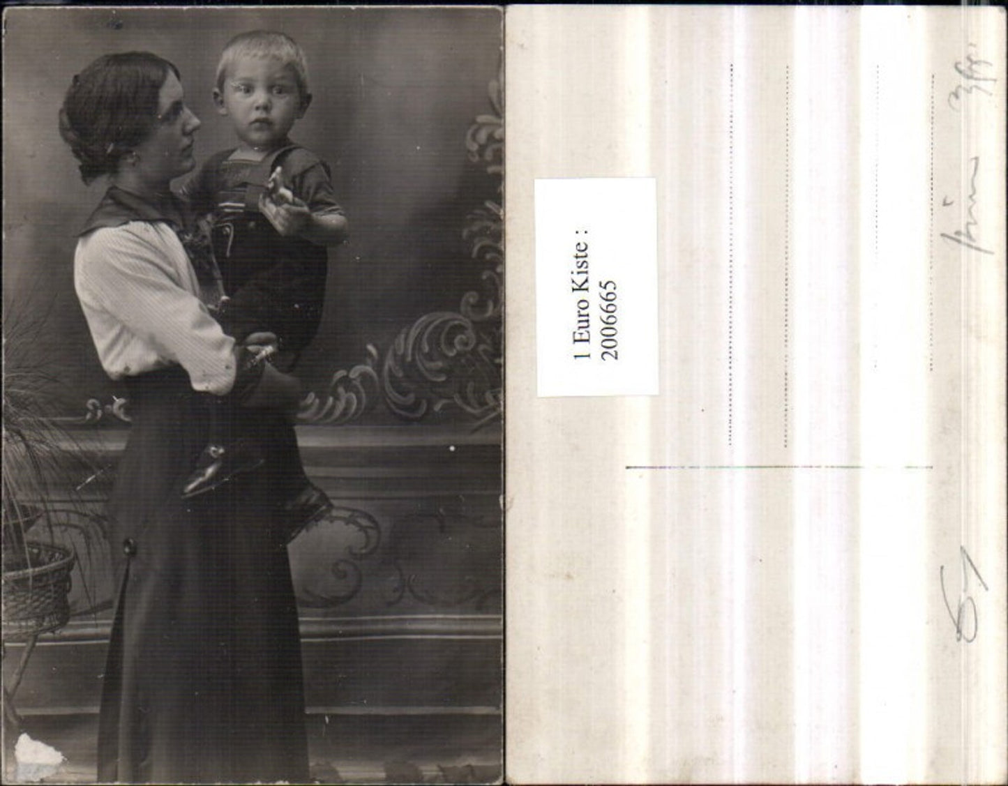 2006665,Frau Mutter m. Kind Hosenträger