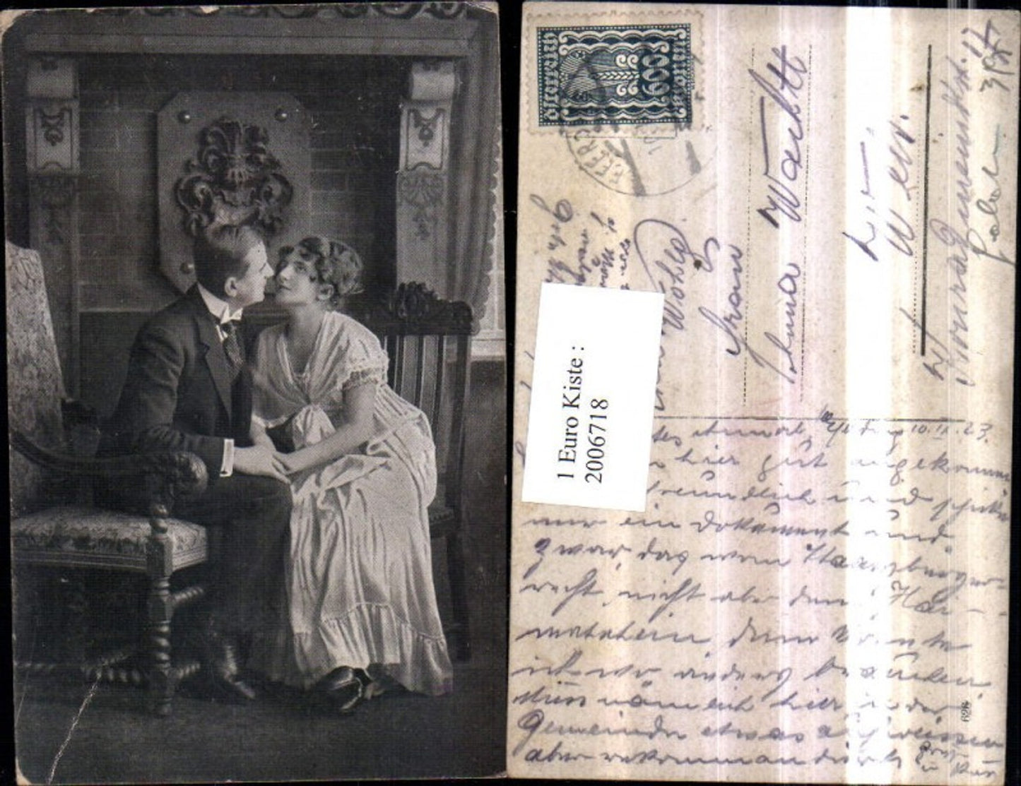 2006718,Liebespaar Liebe Frau m. Kleid Mann m. Anzug Kuss Stuhl Sessel