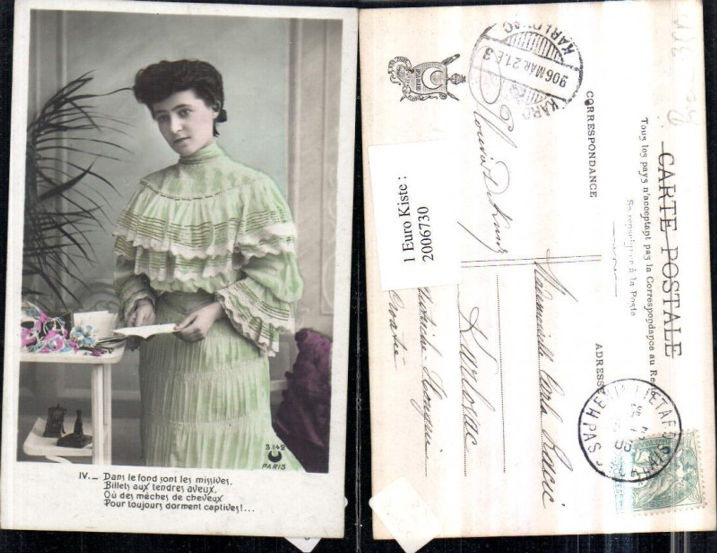 2006730,Frau m. Kleid Brief Papier Zettel Tischchen Blumen