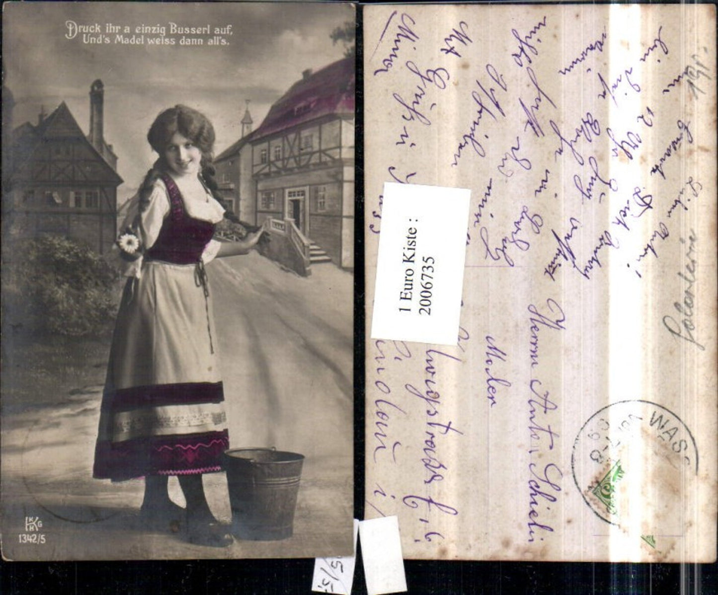 2006735,Mädchen in Tracht m. Zöpfen Bluse Schürze Eimer Straßenansicht Häuser