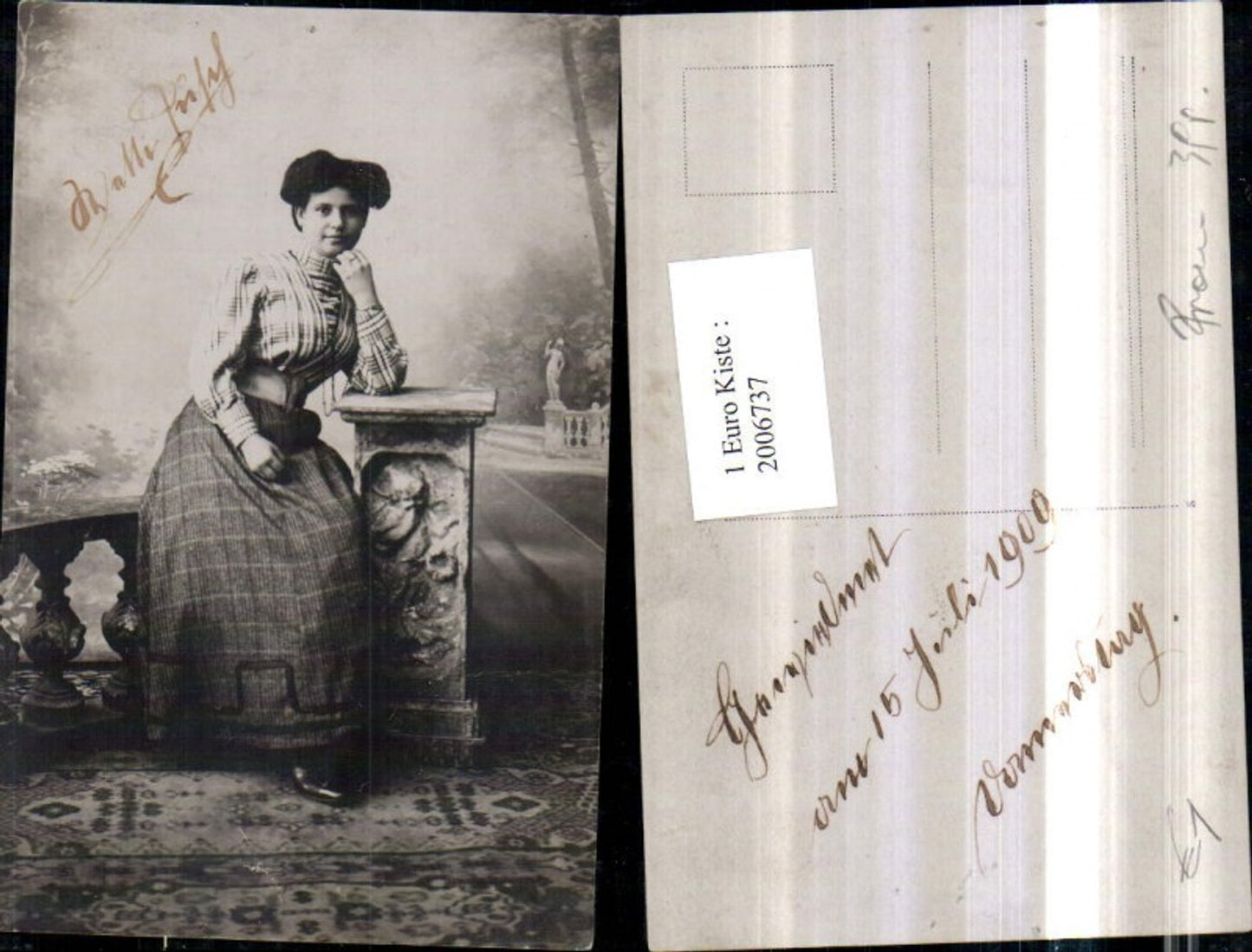 2006737,Frau m. Bluse Rock Kette Geländer 1909