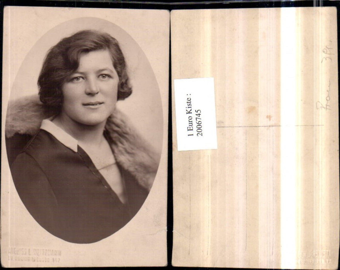 2006745,Frau Portrait m. Fellstola pub Atelier L. Weitzmann