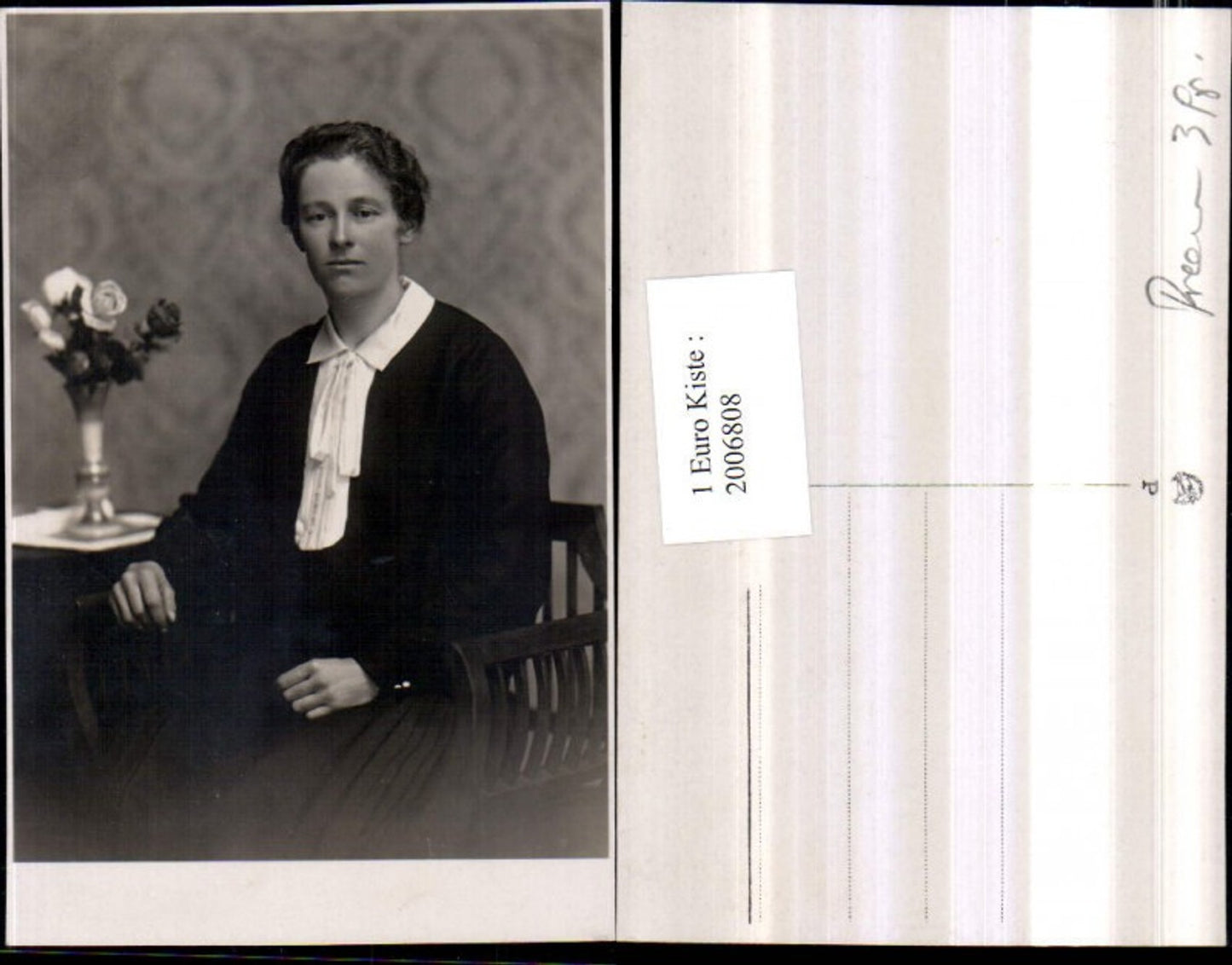2006808,Foto AK Frau m. Bluse Kragen Portrait Stuhl Sessel Rosenstrauß Vase