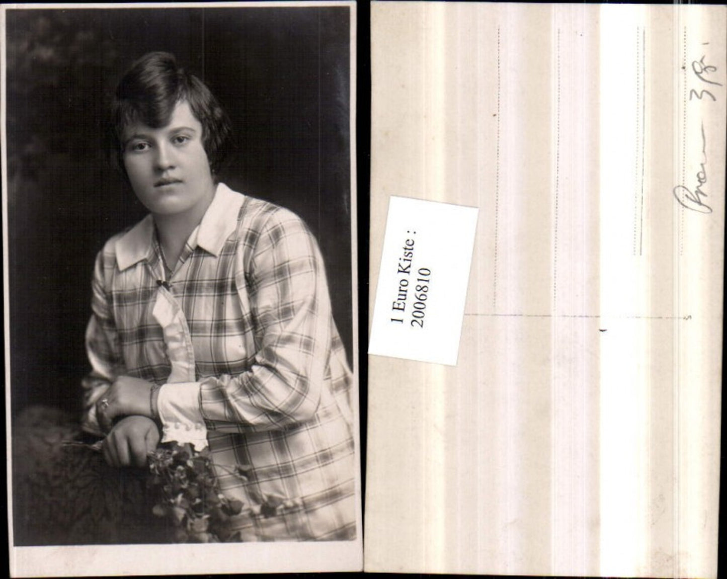 2006810,Frau Mädchen m. Kette Bluse Ring Blumenstrauß Portrait