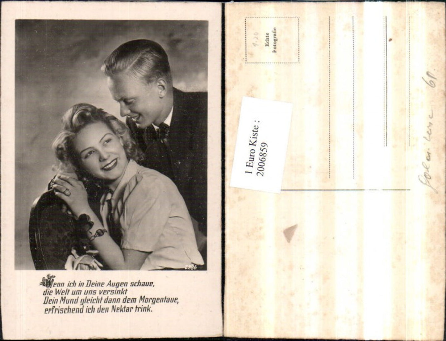 2006859,Spruch Text Liebe Liebespaar Mann m. Anzug Fliege Frau m. Ring Stuhl Sessel