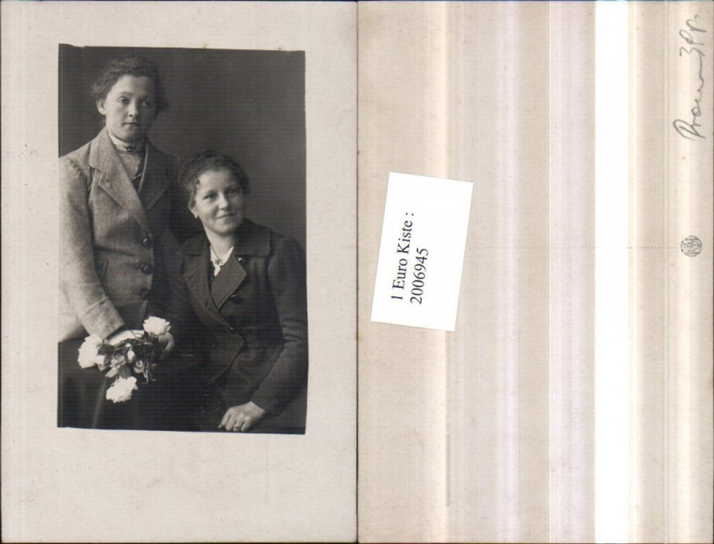 2006945,Foto AK Frauen m. Mäntel Rosenstrauß Portrait