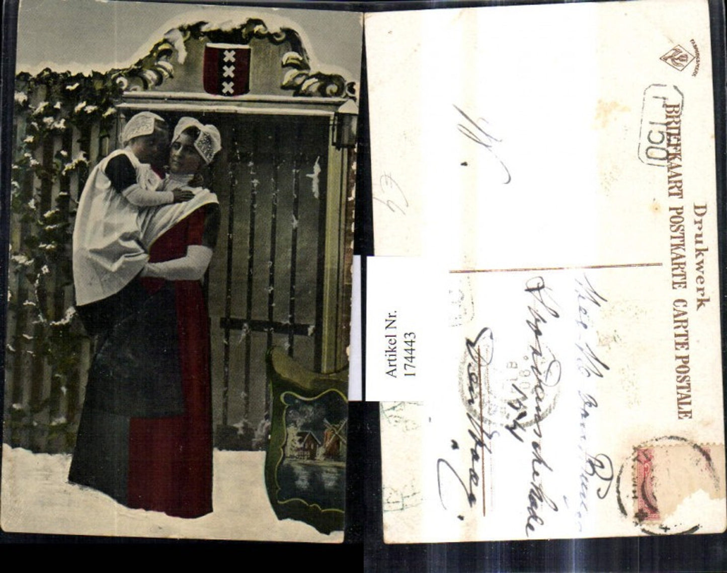174443,Foto Ak Frau m. Mädchen a. Arm vor Tor Tür Winter