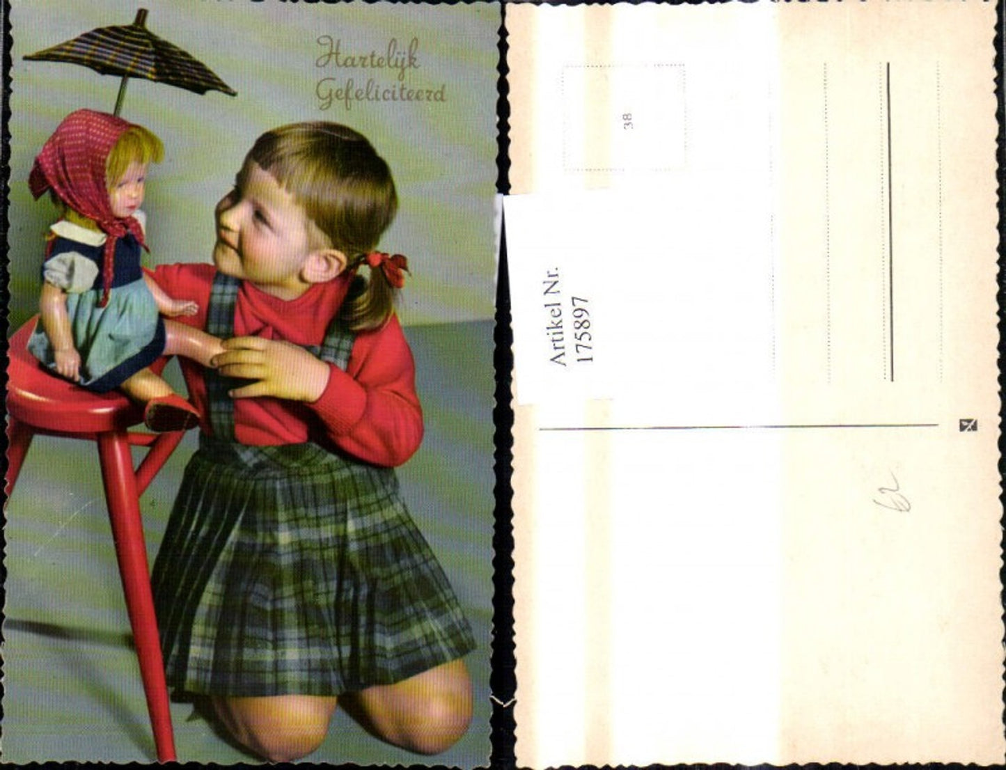 175897,Kind Mädchen m. Puppe Schirm b. Hocker Hartelijk Gefeliciteerd