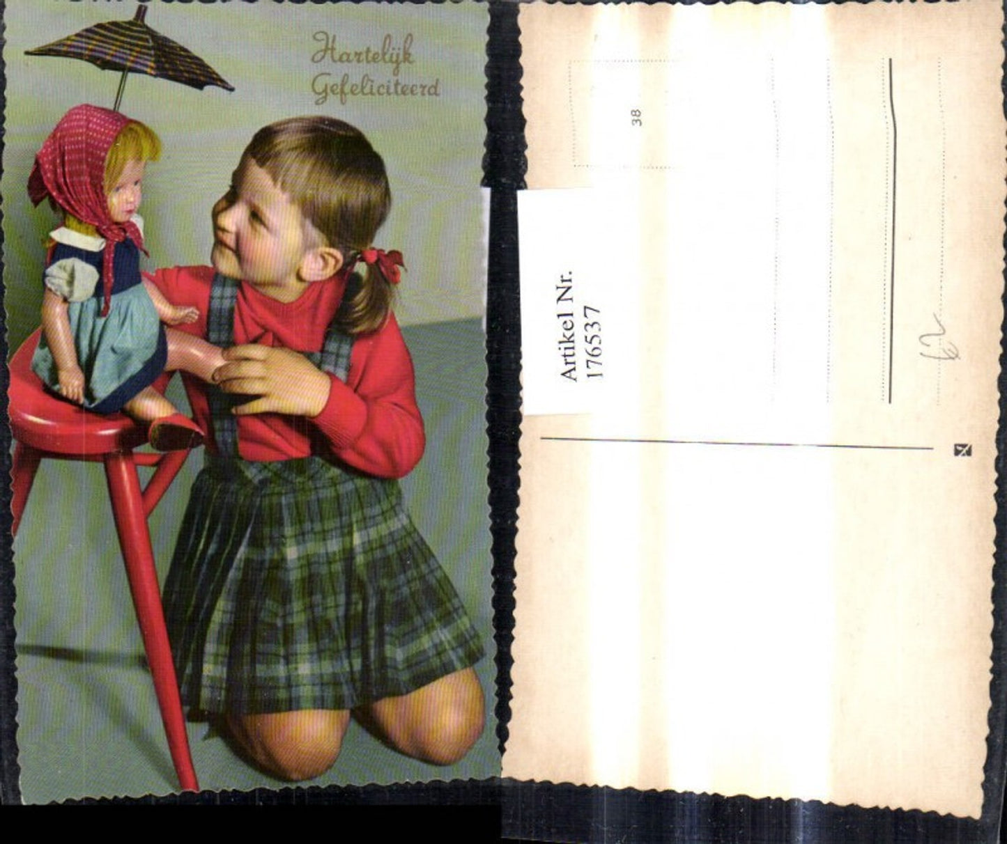 176537,Kind Mädchen m. Puppe Schirm b. Hocker Hartelijk Gefeliciteerd