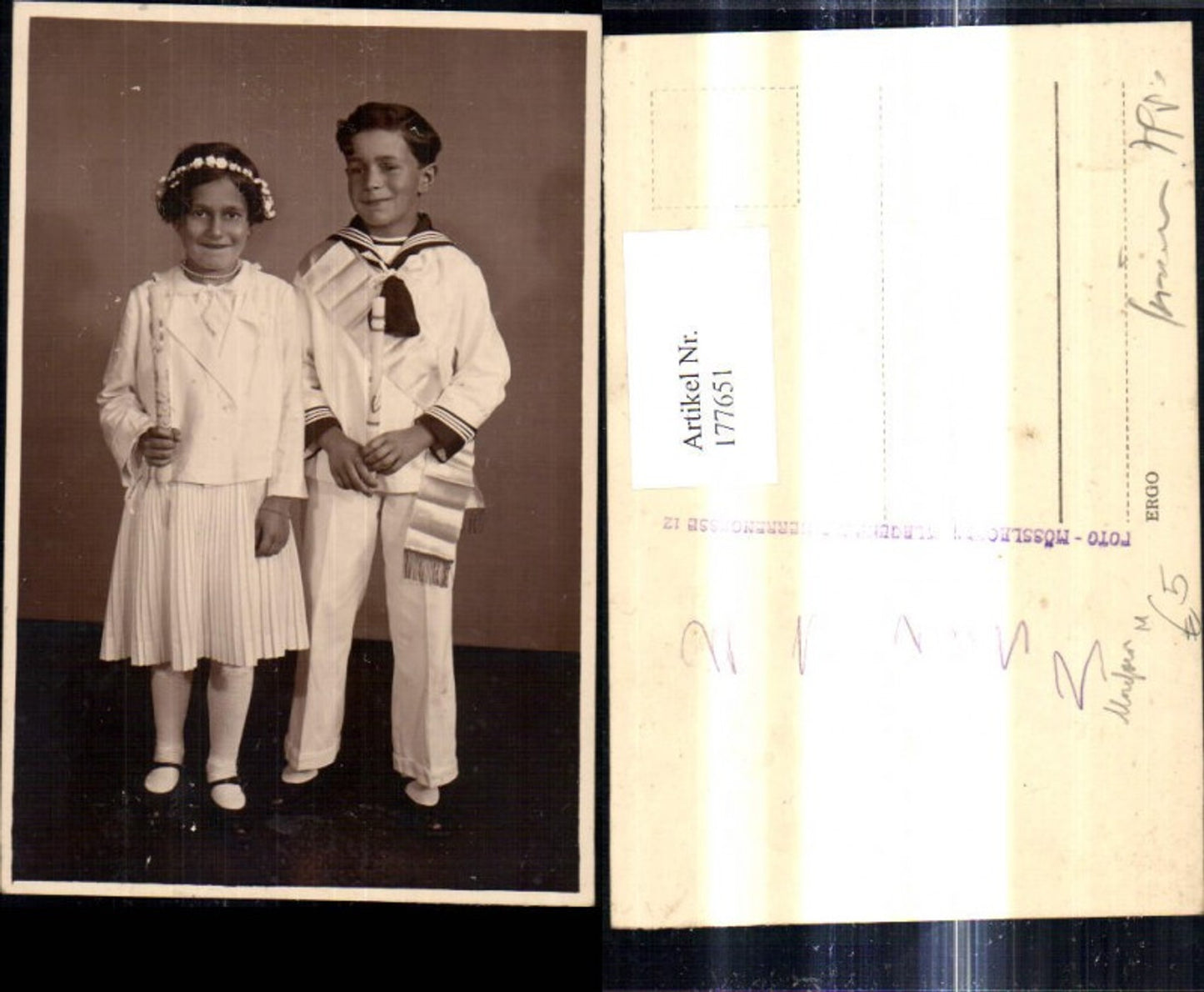 177651,Foto Ak Kinder b. Erstkommunion weisses Kleid Matrosenanzug Uniform Kerze Scherpe