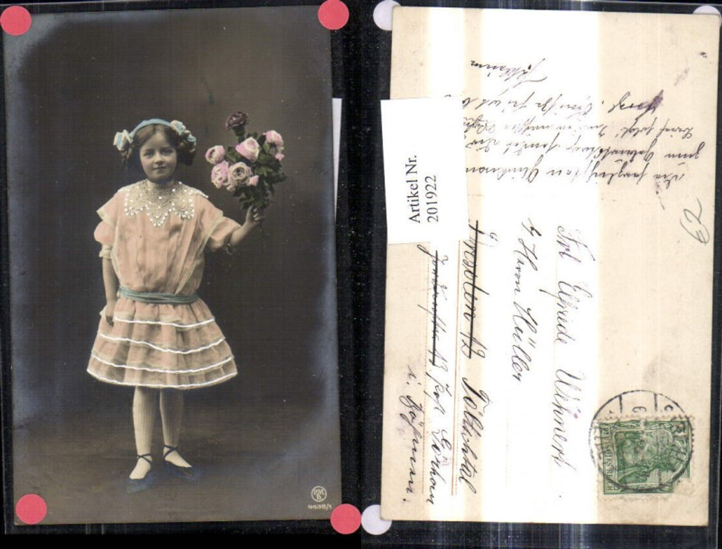 201922,Foto Ak Mädchen m. Haarschleife Kleid Blumenstrauß Strauß Rosen
