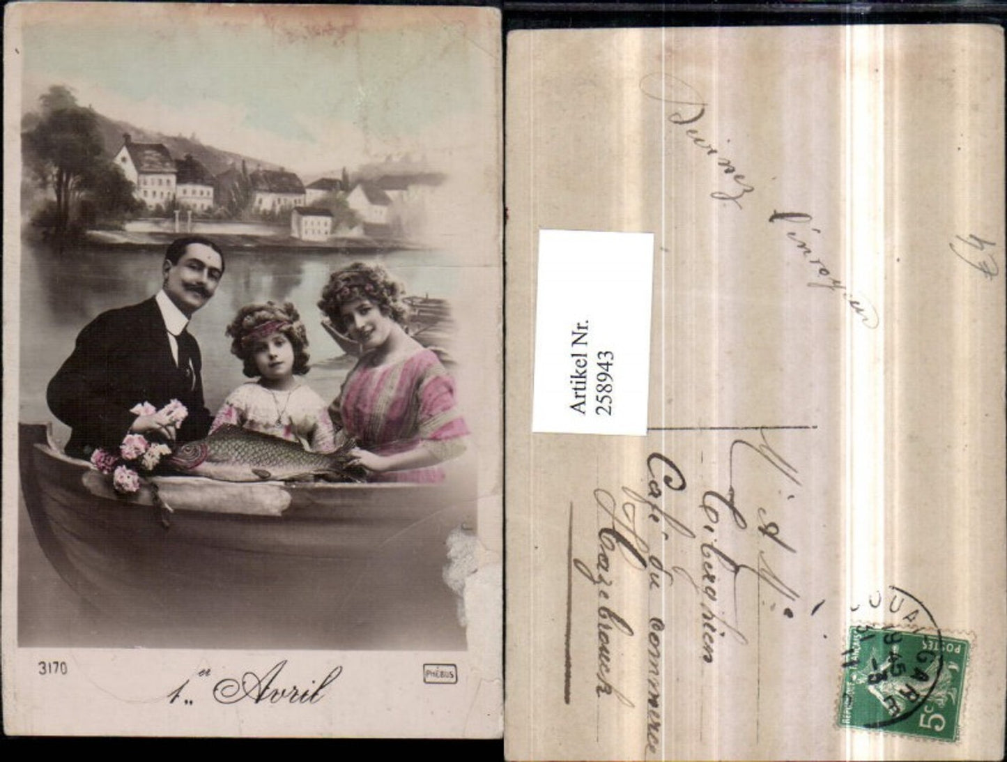 258943,1. April Familie Frau Mann m. Kind Fisch Ruderboot Ortsansicht