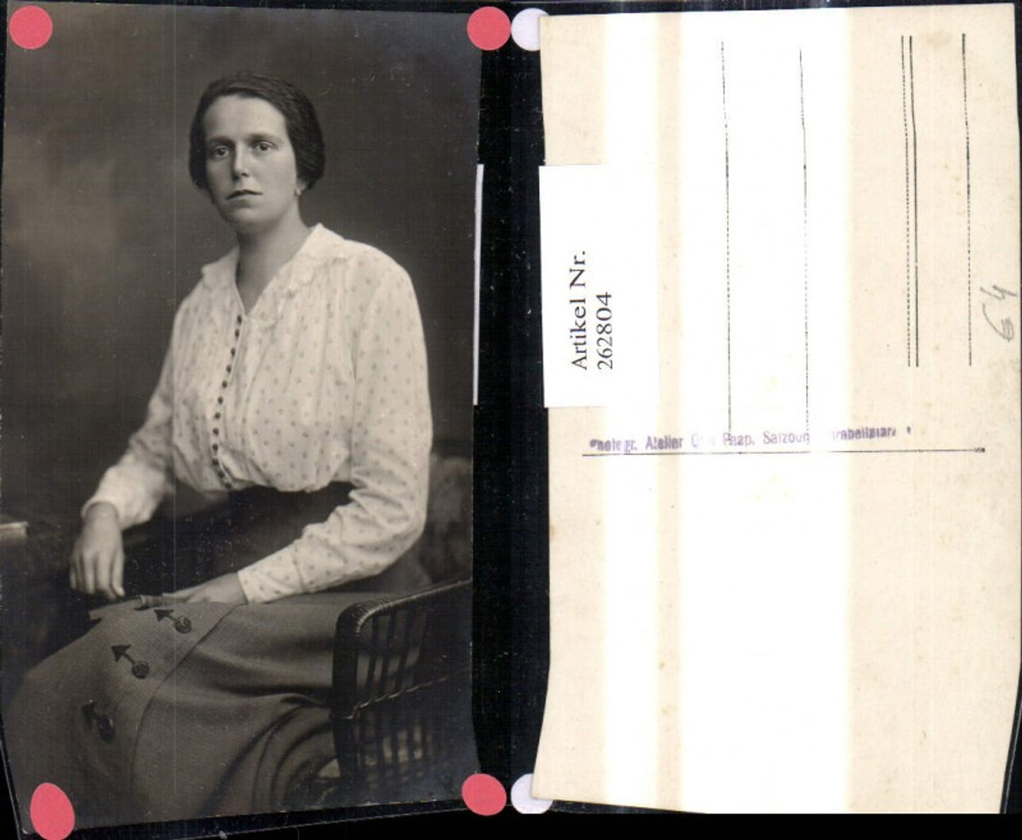 262804,Foto Ak Frau a. Stuhl sitzend