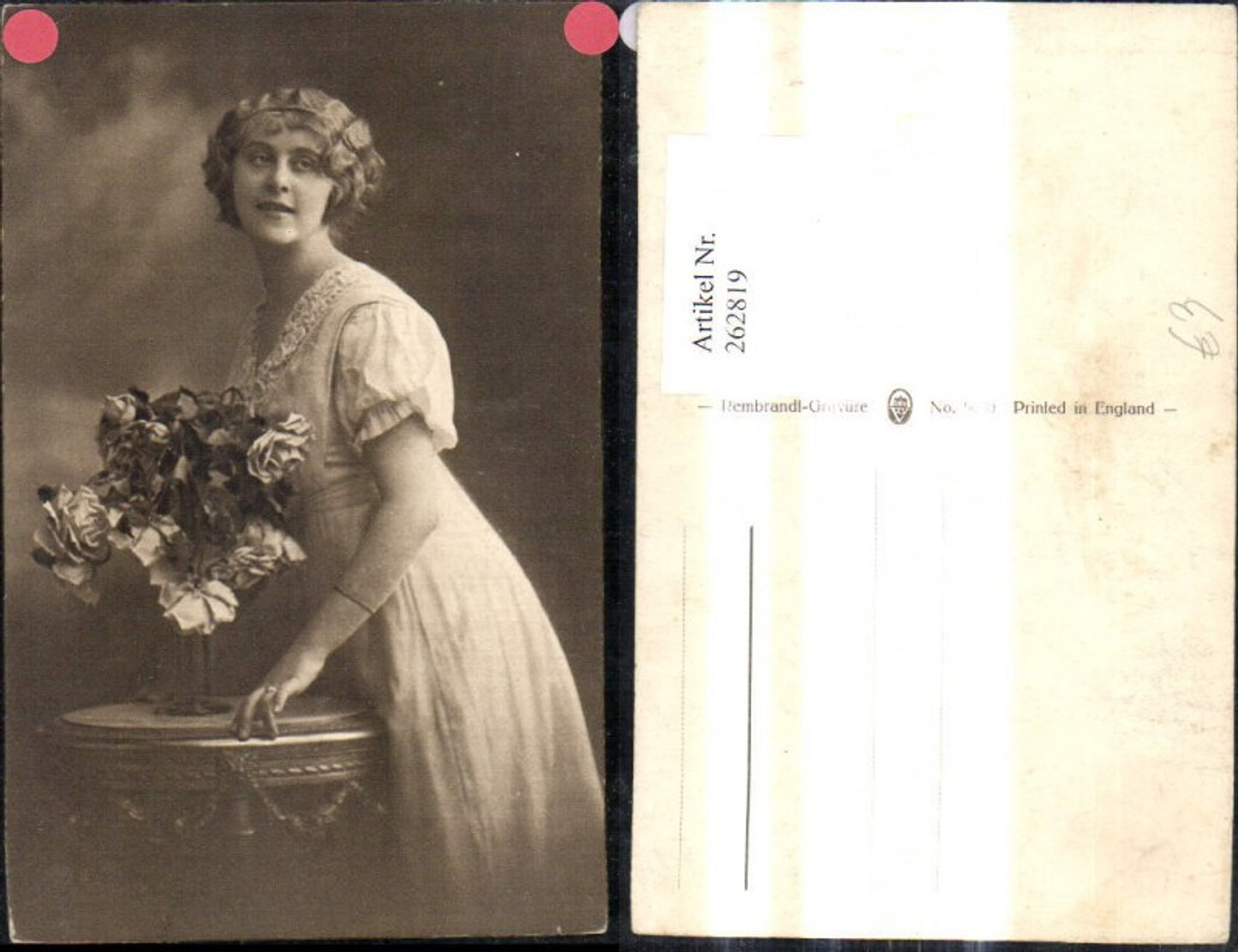 262819,Foto Ak Frau Haarband b. Tisch Blumenvase Blumen Rosen
