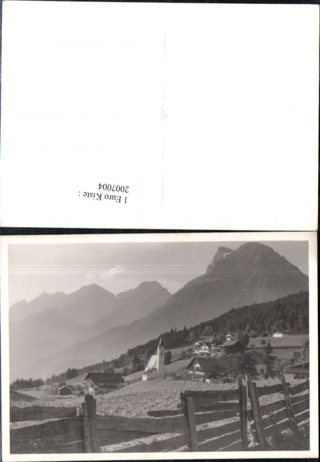 2007004,Foto AK Bergdorf Kirche Bergkulisse Holzzaun