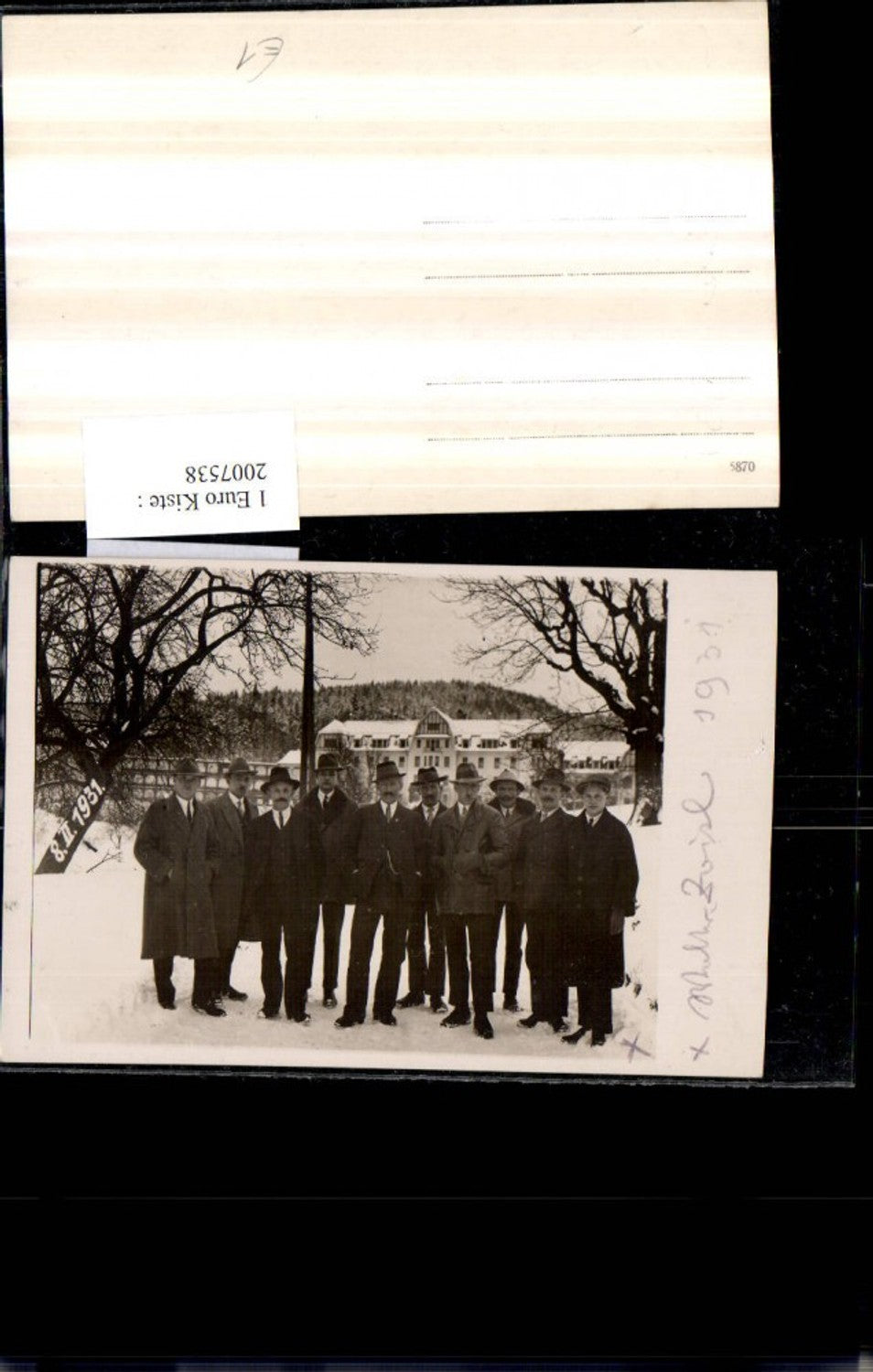 2007538,Foto AK Männer m. Hüten Anzug Gebäude Winterbild 1931