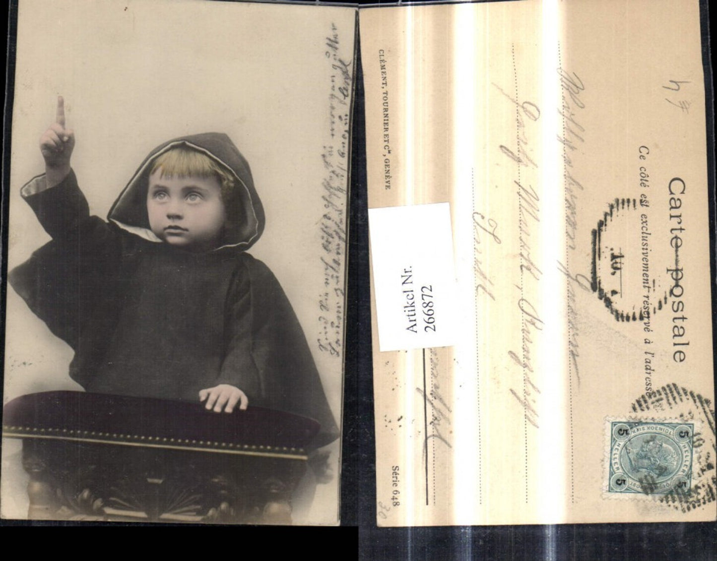 266872,Kind Bub m. Umhang Cape zeigt m. Finger nach oben