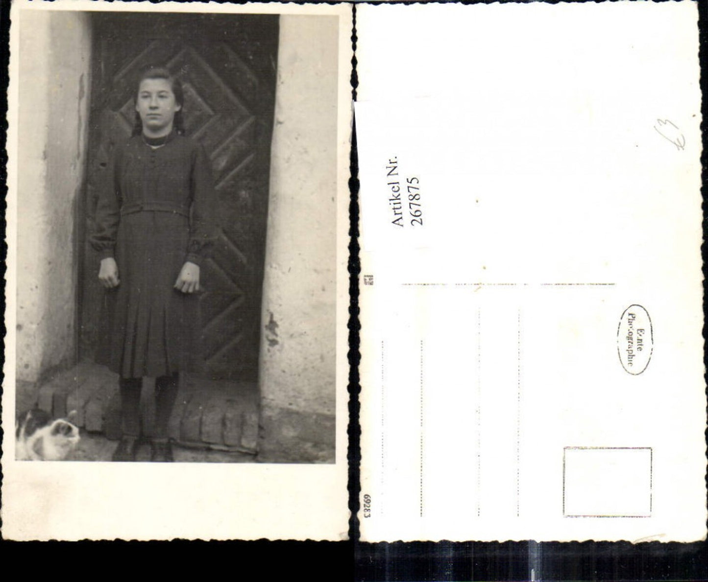 267875,Foto Ak Frau Mädchen Katze v. Haus Tür Portrait