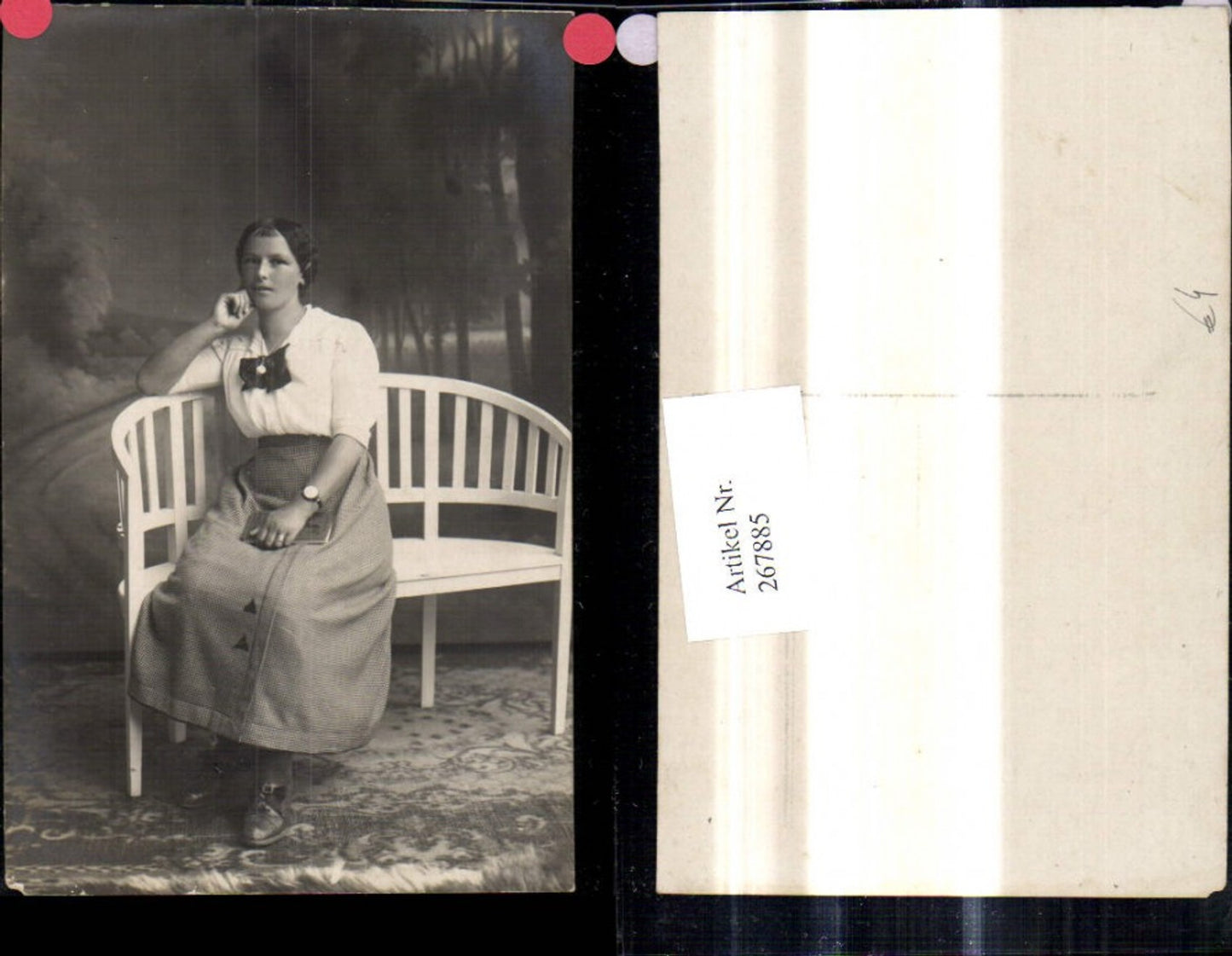 267885,Foto Ak Frau Portrait sitzt a. Bank m. Buch Lesen Halskette