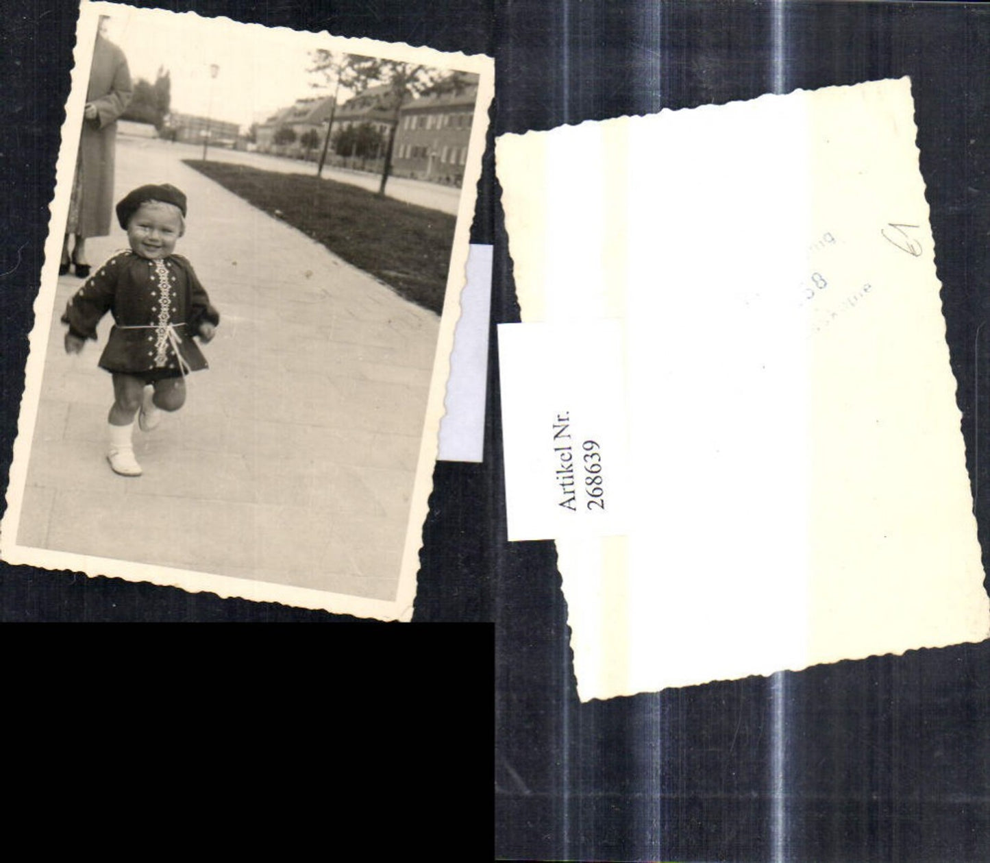 268639,Foto Kinder Kind Mädchen m. Mütze Strassenansicht