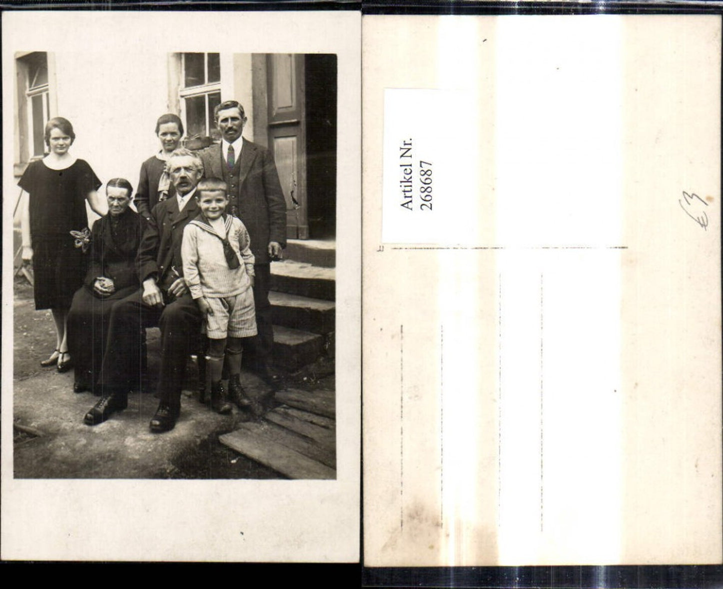 268687,Foto Ak Männer i. Anzug Junge Bub Matrosenanzug Frauen v. Haus
