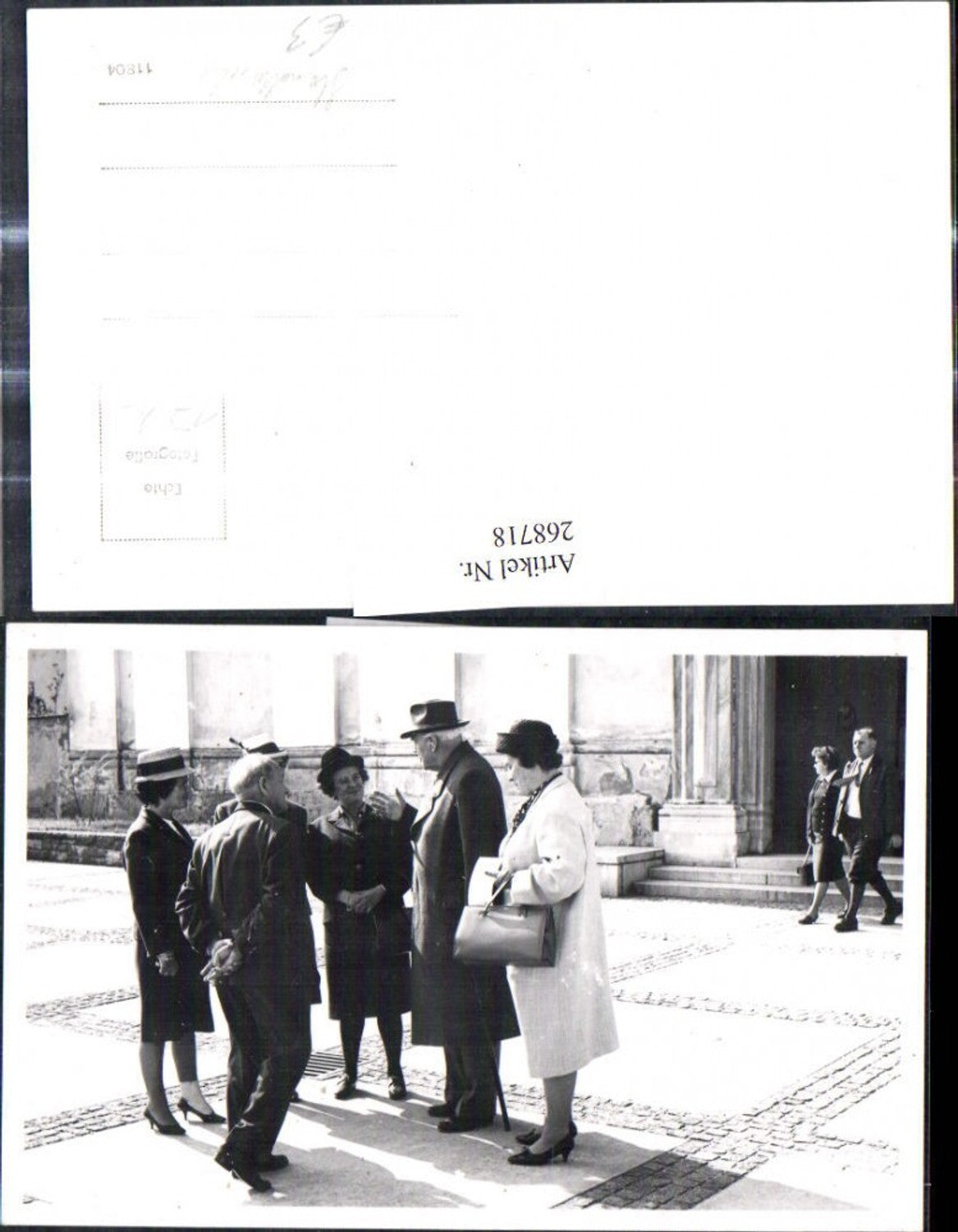 268718,Foto Ak Frauen Hut Männer v. Gebäude Handtasche