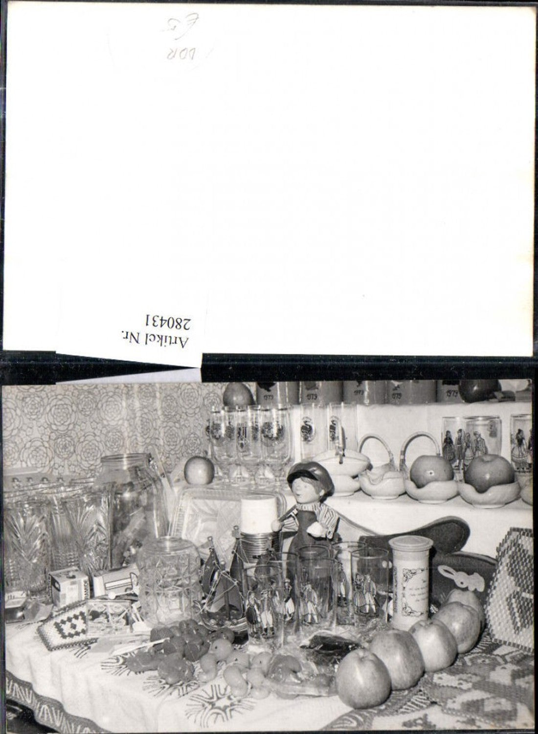 280431,Foto DDR Interieur Bierkrüge Bier Biergläser Gläser Sammlung Puppe Äpfel
